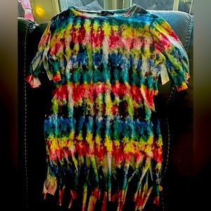 Girls tied a fringe arm and bottom shirt